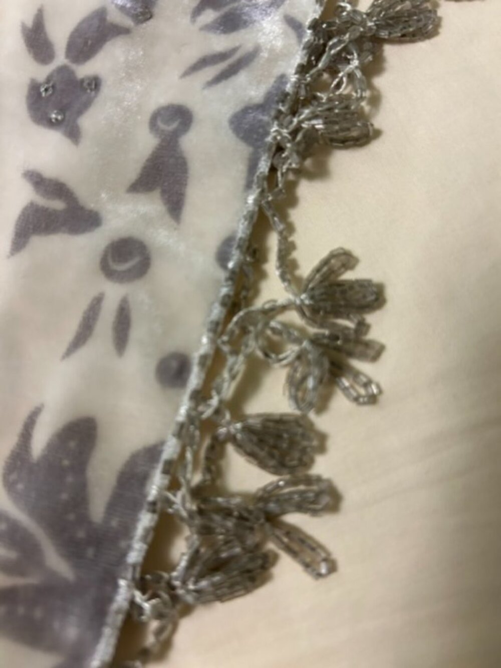 2 pashminas/shawls: Black beaded lace & Silver/Cream beaded velvet - Picture 8 of 10